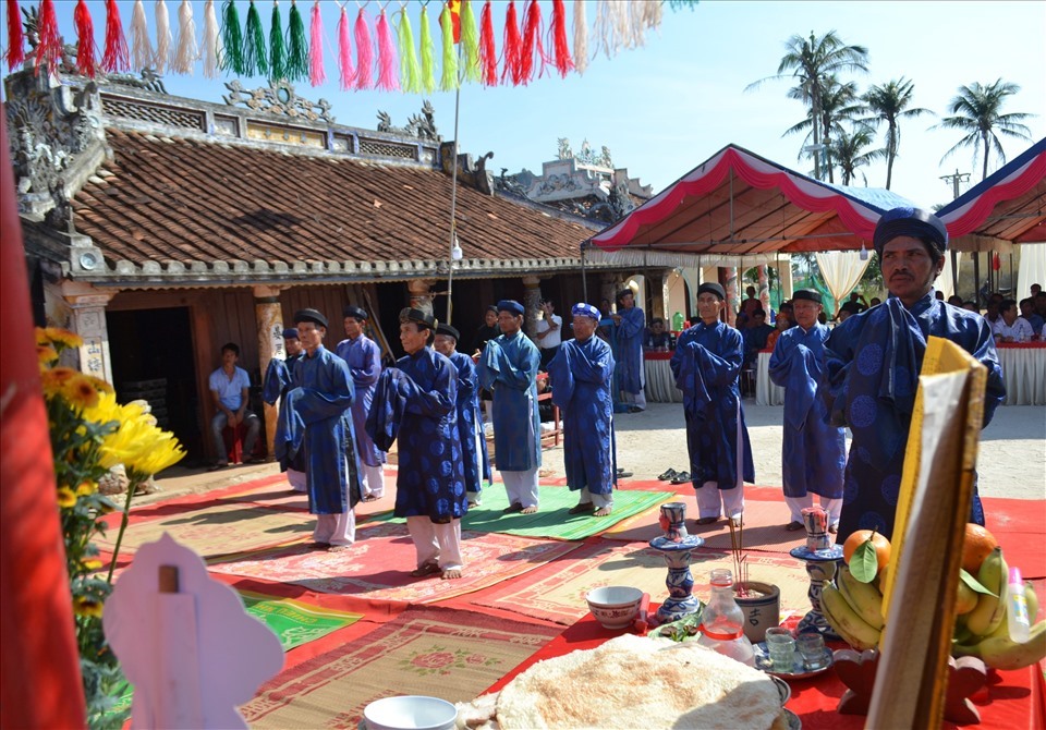 Hàng năm tôi đều tham gia Lễ Khao lề thế lính Hoàng Sa, chúng tôi cảm thấy mình có trách nhiệm hơn với Tổ quốc. Hoàng Sa, Trường Sa là ngư trường truyền thống, ngư dân chúng tôi vươn khơi bám biển để làm kinh tế và gìn giữ chủ quyền thiêng liêng của đất nước mà cha ông đã không tiếc máu xương để xác lập và bảo vệ“, ngư dân Đinh Quang Sung ở huyện Lý Sơn nói.