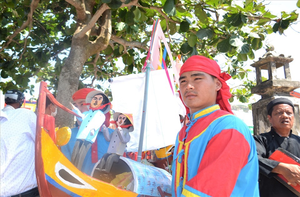 Sau phần tế lễ, tiếng ốc u nổi lên hiệu lệnh cho những trai tráng trong làng thả thuyền hướng ra biển Hoàng Sa, Trường Sa thể hiện ý chí, quyết tâm bảo vệ chủ quyền trên hai quần đảo Hoàng Sa, Trường Sa. Với ý nghĩa và tầm quan trọng đó của di sản văn hóa này, tháng 4/2013, Bộ trưởng Bộ Văn hóa, Thể thao và Du lịch đã quyết định đưa Lễ khao lề thế lính Hoàng Sa vào Danh mục Di sản văn hóa phi vật thể quốc gia. Ảnh 9: Các trai tráng trên đảo đưa thuyền câu thả ra biển hướng về Hoàng Sa, Trường Sa thể hiện quyết tâm bảo vệ chủ quyền thiêng liêng của Tổ quốc.