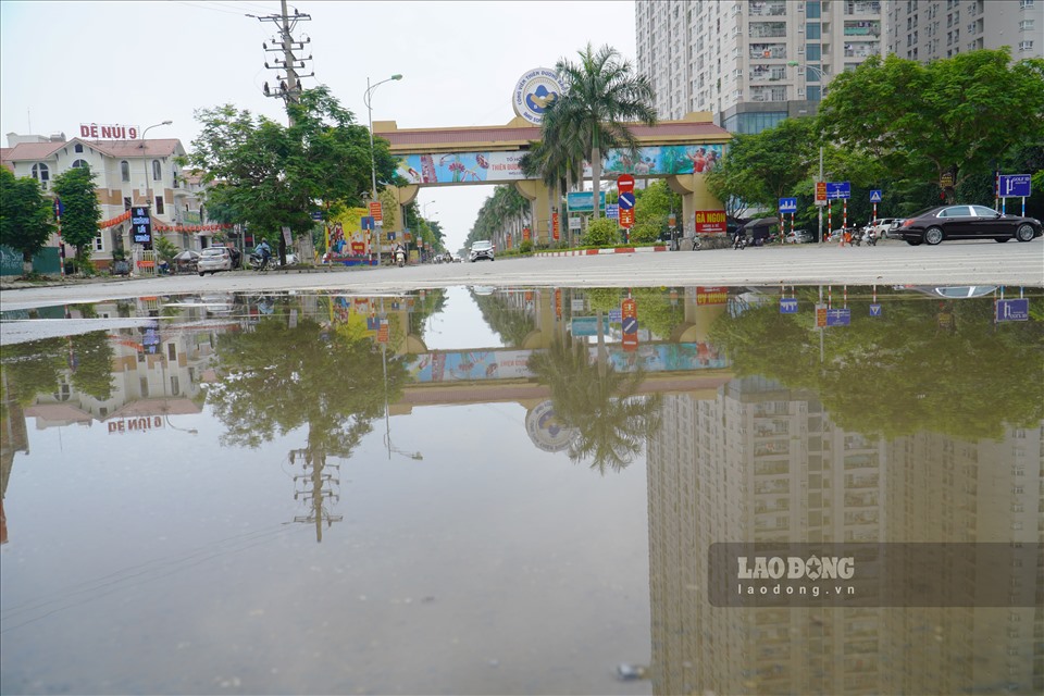 Theo ghi nhận của PV Lao Động, đến ngày 19.4, tại một số tuyến đường gom dân sinh dọc Đại lộ Thăng Long vẫn còn tình trạng bị đọng nước. Ngay trước lối vào Khu đô thị An Khánh cũng xảy ra tình trạng này.