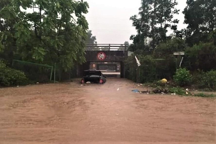 Cuối tuần qua, trận mưa lớn kéo dài từ rạng sáng ngày 17.4 đã khiến nhiều tuyến đường của Thủ đô Hà Nội ùn tắc và ngập úng nghiêm trọng. Thậm chí, tại một số hầm chui qua Đại lộ Thăng Long nước ngập sâu khiến giao thông khu vực này bị tê liệt. Ảnh Văn Thắng