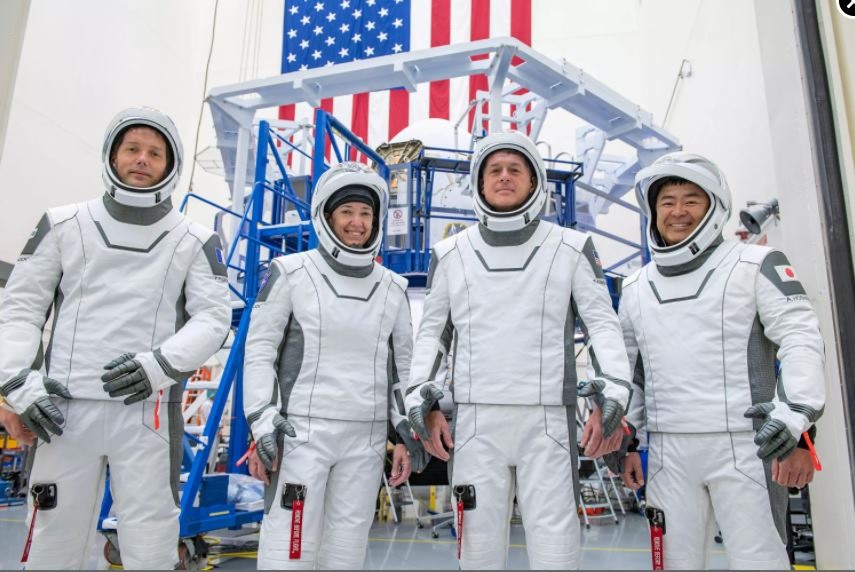 Phi hành gia Thomas Pesquet của ESA, Megan McArthur và Shane Kimbrough của NASA, và Akihiko Hoshide của JAXA thử đồ bay SpaceX. Ảnh: NASA.