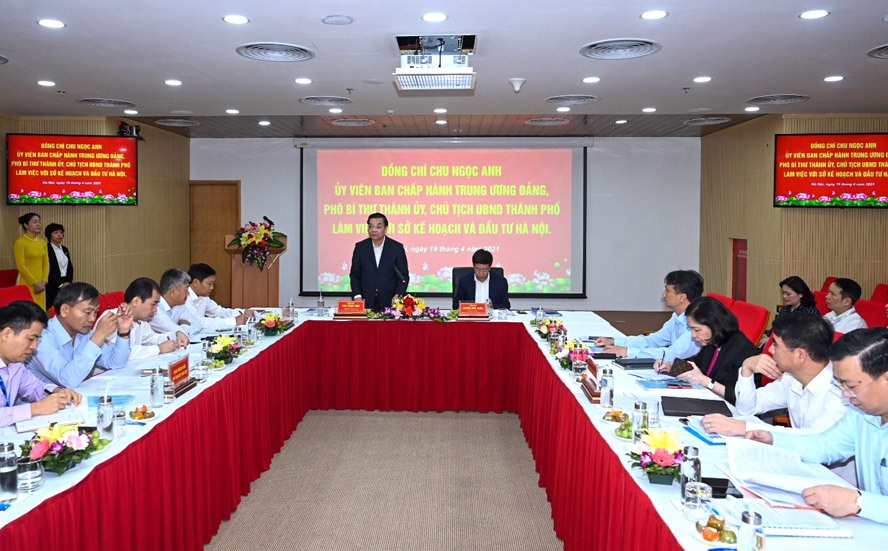 Chủ tịch UBND thành phố Hà Nội Chu Ngọc Anh chủ trì buổi làm việc tại Sở Kế hoạch và Đầu tư Hà Nội.