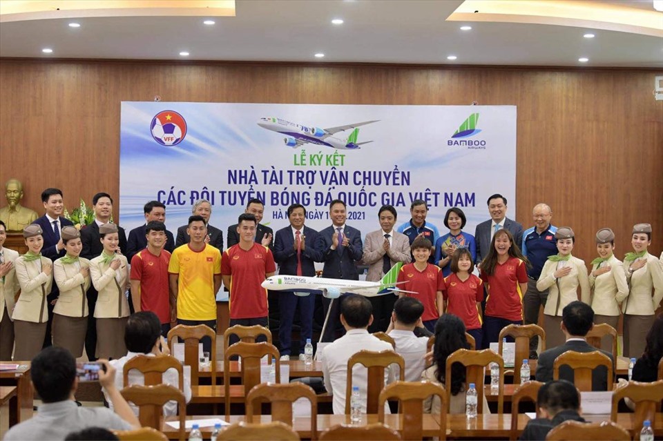 Huấn luyện viên Park Hang-seo và các cầu thủ đội tuyển Việt Nam tại lễ ký kết