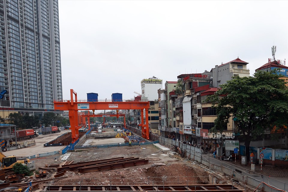 “Dự án triển khai, gây tiếng ồn lớn, thường xuyên rào chắn quây tôn đã ảnh hưởng đến công việc kinh doanh, nhưng phần lớn người dân chúng tôi vẫn rất ủng hộ dự án. Vấn đề người dân rất bức xúc, lo lắng nhất hiện nay là tình trạng hư hỏng về thiết kế, kết cấu của ngôi nhà chạy dọc theo tuyến phố Kim Mã. Đối với gia đình nào nhà ở bị hư hỏng nặng thì phải có phương án sớm đền bù để làm sao cho hợp tình hợp lý - bà Bích cho hay.