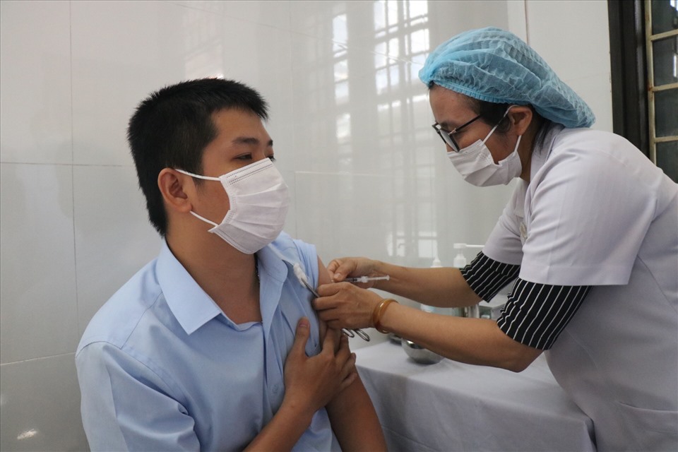 Ngày 19.4, Trung tâm Kiểm soát bệnh tật (CDC) tỉnh Thừa Thiên Huế và 9 trung tâm y tế cấp huyện trên địa bàn đã bắt đầu chương trình tiêm chủng vaccine COVID-19. ừ sáng sớm, nhân viên y tế đã có mặt để hướng dẫn các đối tượng tiêm chủng làm các thủ tục cần thiết. Trong đợt tiêm đầu tiên này, Thừa Thiên Huế được phân bổ 6.200 liều vaccine phòng Covid-19..