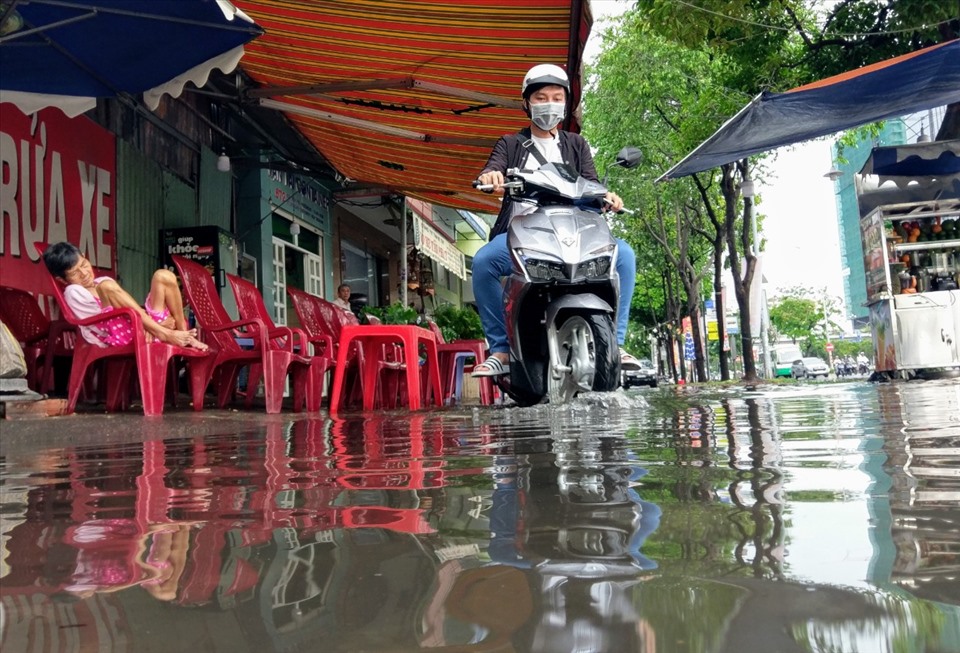 Nước ngập đường Điện Biên Phủ (quận Bình Thạnh) sau cơn mưa rạng sáng ngày 16.4.   Ảnh: Minh Quân