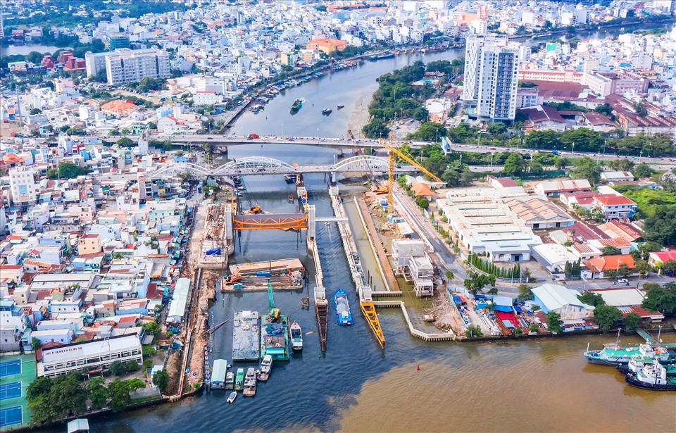 Cống ngăn triều Tân Thuận (quận 4 và 7) nằm cửa ngõ Kênh Tẻ vào TPHCM đã được lắp cửa van nẵng 230 tấn.