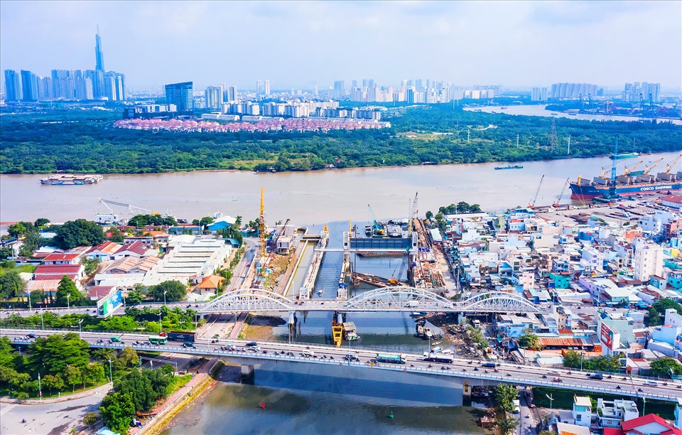 Công trình đang tiếp tục hoàn thiện nhà điều hành. ống Tân Thuận được kỳ vọng là giải pháp ngăn triều từ sông Sài Gòn vào kênh Tẻ, kênh Đôi, Tàu Hủ - Bến Nghé, giúp người dân quận 7, quận 4 và quận 8 thoát cảnh ngập nước.