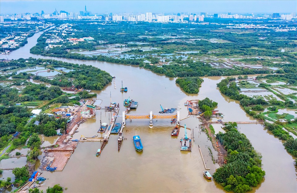 Cống ngăn triều Cây Khô ở cửa ngõ sông Cần Giuộc (huyện Bình Chánh và Nhà Bè) có 2 van ngăn triều lớn nặng mỗi van 230 tấn và âu thuyền.