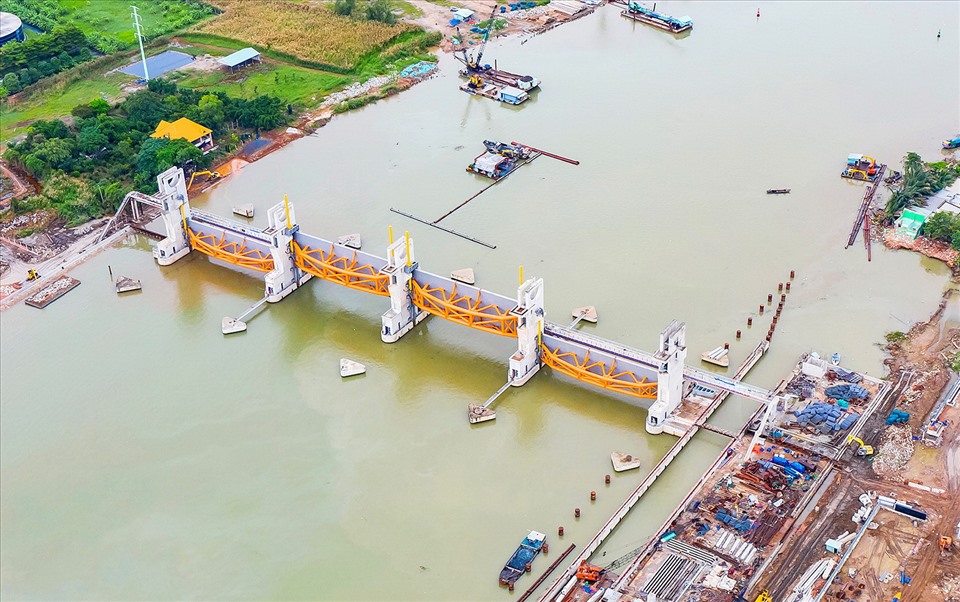 Cống ngăn triều Mương Chuối (ở sông Mương Chuối, huyện Nhà Bè) với 4 van ngăn triều nặng từ 230 - 320 tấn đã được lắp. Đây là cống kiểm soát triều có quy mô lớn nhất trong 6 cống ngăn triều cùa dự án.