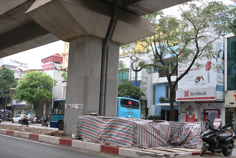 Trên dọc tuyến phố Hào Nam dưới trụ cầu trở thành nơi tập kết rác và vật liệu xây dựng.