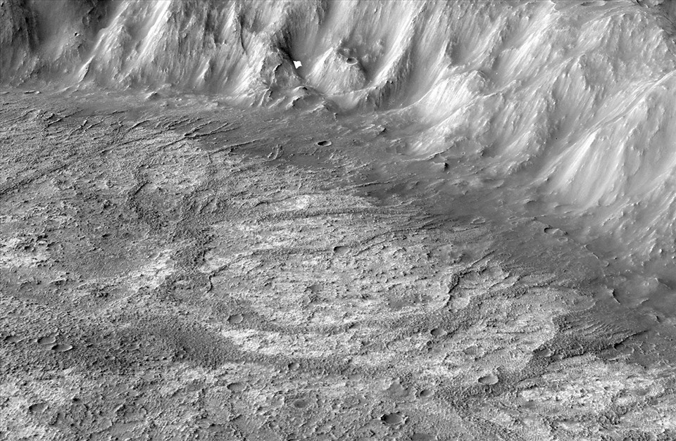 Mỏm nhô lên ở lòng miệng núi lửa trên sao Hỏa có thể được tạo ra từ dòng nước chảy của một sông băng đã biến mất từ lâu. Ảnh: NASA.
