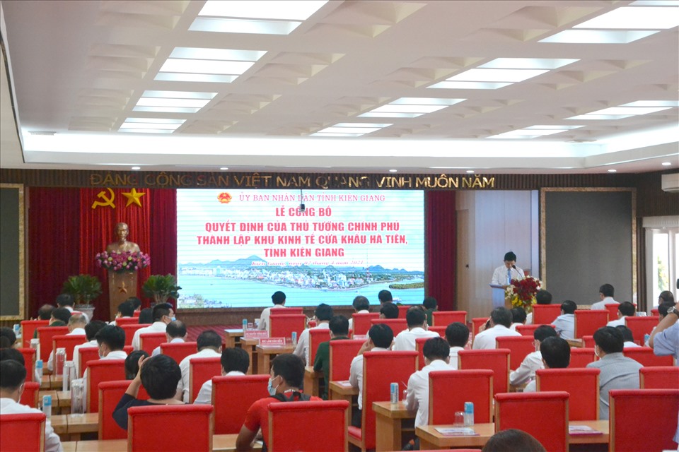 Quang cảnh buổi lễ công bố quyết định của Thủ tướng Chính phủ về việc thành lập Khu kinh tế cửa khẩu Hà Tiên. Ảnh: Lục Tùng