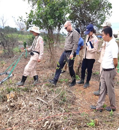 Rà phá bom mìn trên địa bàn huyện Cam Lộ. Ảnh: Trung tâm Hành động bom mìn tỉnh Quảng Trị.