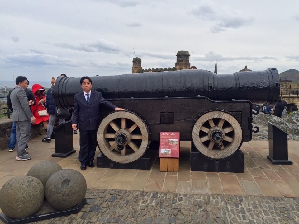 Tác giả bên cỗ pháo tại lâu đài Edinburgh - Scotland. Ảnh: NVCC