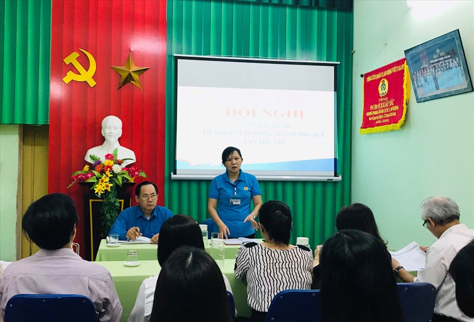 Bà Hoàng Thị Như Thanh (đứng)- Chủ tịch LĐLĐ TP. Huế triển khai các hoạt động hướng đến “Tháng Công nhân” năm 2021. Ảnh: CĐ.