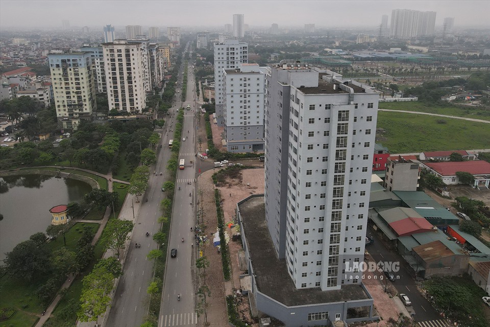 Đối diện hồ Đền Lừ trên phố Tân Mai (Hoàng Mai, Hà Nội) là 3 tòa chung cư cao tầng cũng đã hoàn thiện từ 3 năm nay nhưng chưa có cư dân về sinh sống.