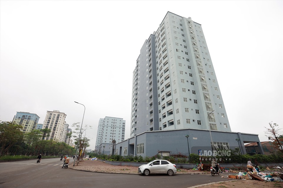 Đối diện hồ Đền Lừ trên phố Tân Mai (Hoàng Mai, Hà Nội) là 3 tòa chung cư cao tầng cũng đã hoàn thiện từ 3 năm nay nhưng chưa có cư dân về sinh sống.