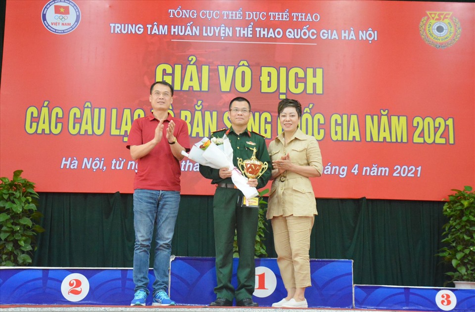 Huấn luyện viên Nguyễn Thị Nhung trao giải