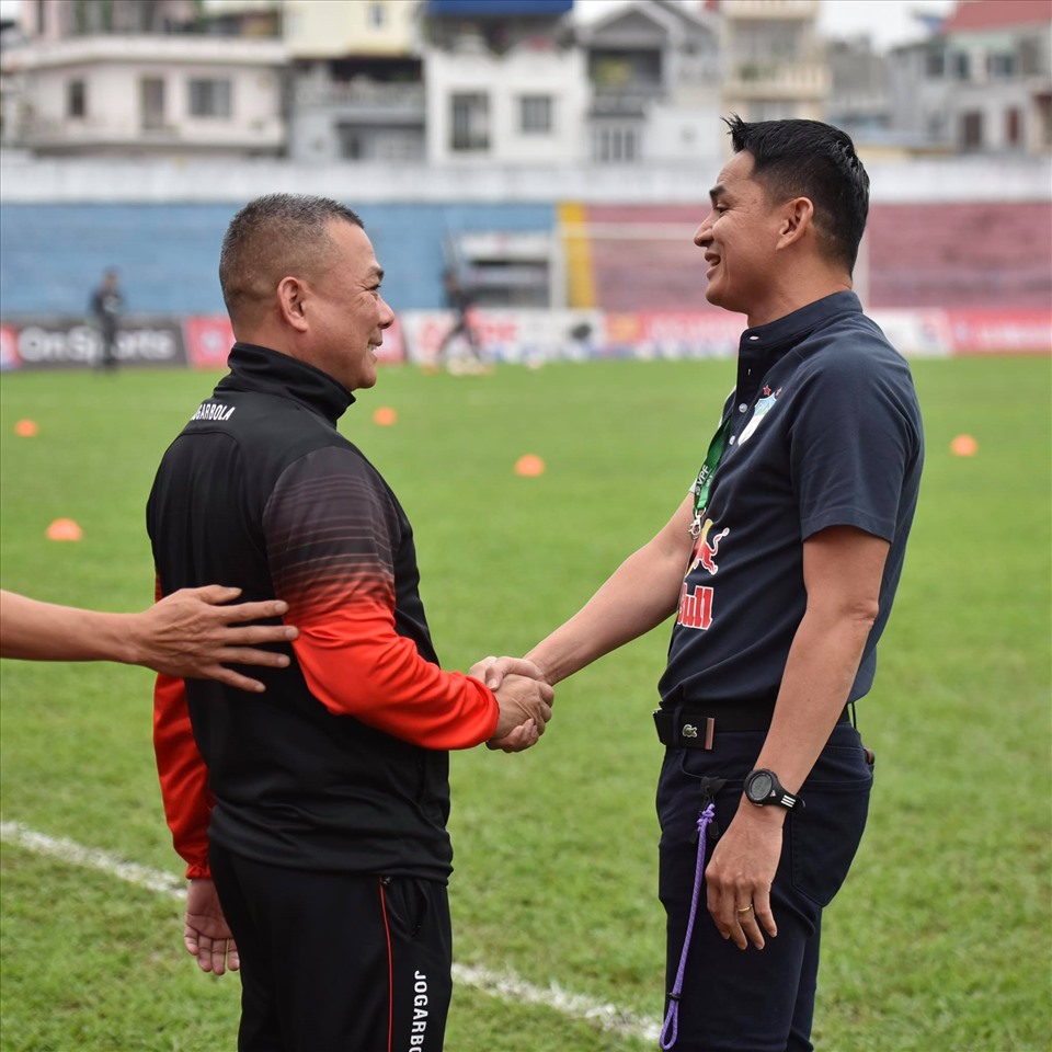 Huấn luyện viên Kiatisak và Phạm Anh Tuấn cởi mở trước cuộc đối đầu tại Lạch Tray. Ảnh: Minh Hiếu