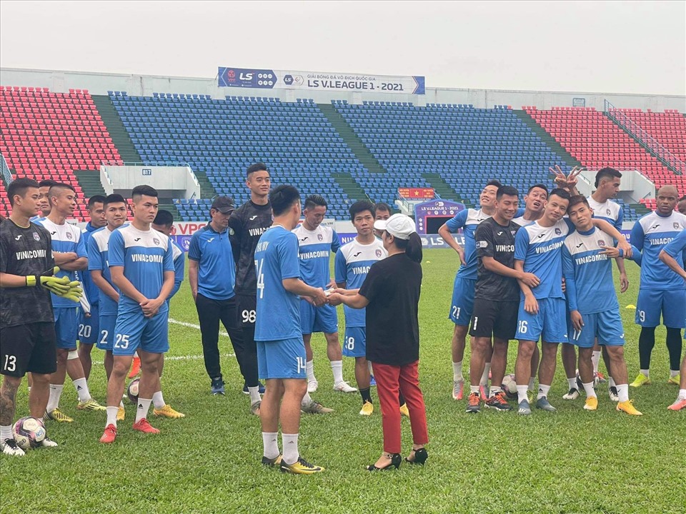 Chị Vũ Thị Thuy trao tặng món quà đặc biệt cho các cầu thủ Than Quảng Ninh. Ảnh: Thuý Vũ