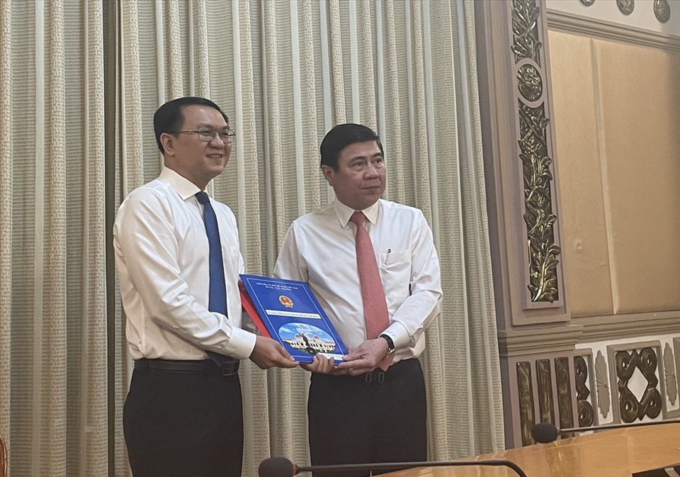 Chủ tịch UBND TP HCM Nguyễn Thành Phong (phải) trao quyết định bổ nhiệm cho ông Lâm Đình Thắng chiều 2/4. Ảnh: Sở Thông tin và Truyền thông TPHCM