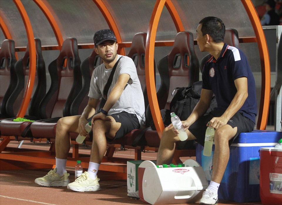 Lee Nguyễn không ra sân thi đấu do dính chấn thương ở cơ đùi sau trận thua Hoàng Anh Gia Lai. Ảnh: Thanh Vũ.