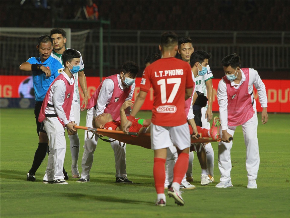 Hàng thủ đội bóng mang tên Bác thi đấu với cặp trung vệ chắp vá Thân Thành Tín và Sầm Ngọc Đức. 2 cầu thủ này cũng sớm rời sân sau 30 phút vì chấn thương.