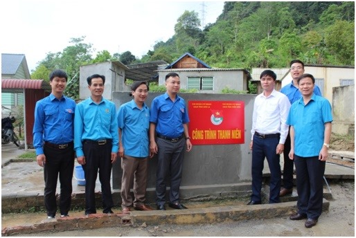 Lãnh đạo LĐLĐ tỉnh Sơn La, Điện Biên và chi đoàn gắn biển công trình cấp nước sạch cho nhà trường và học sinh ở