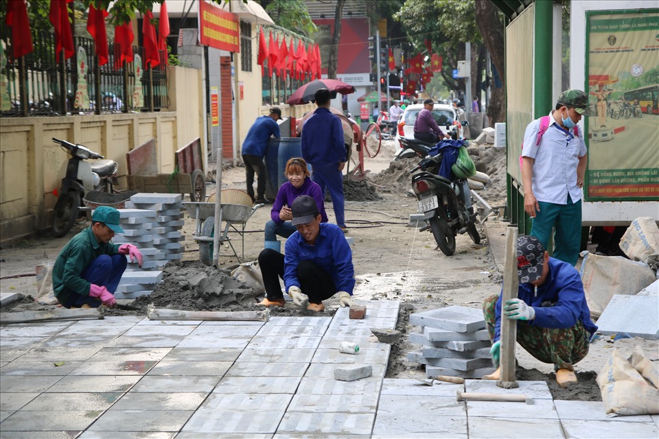 Tại đường Hai Bà Trưng (quận Hoàn Kiếm, Hà Nội), công nhân đang gấp rút thi công, chỉnh trang lại vỉa hè. Ảnh: V.Đ
