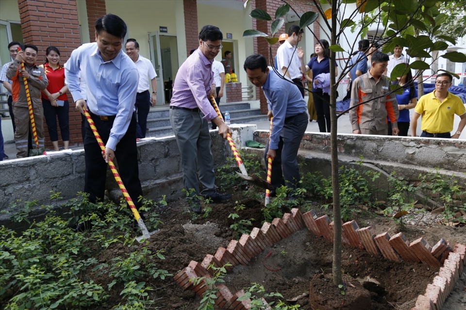 Các đại biểu tiến hành trồng cây. Ảnh: Nguyễn Lương