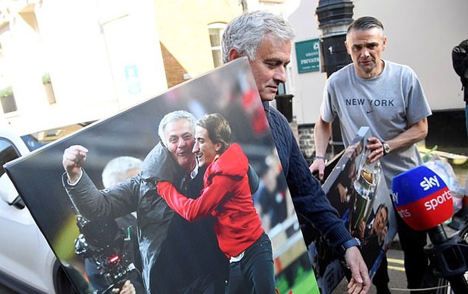 Mourinho tất bật dọn đồ về nhà trong sự săn đuổi của báo chí. Ảnh: Daily Mail