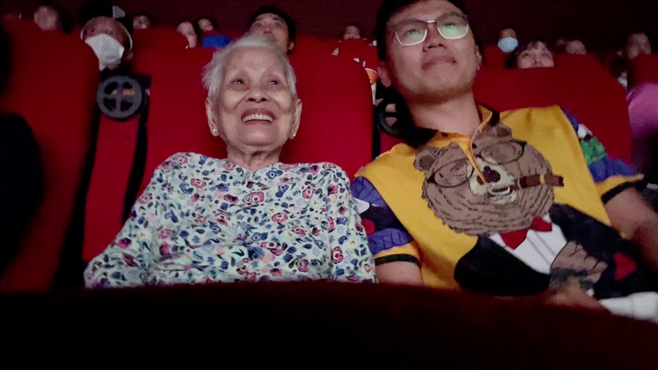 Cụ bà 100 tuổi đi xem phim.  Ảnh: ĐPCC.