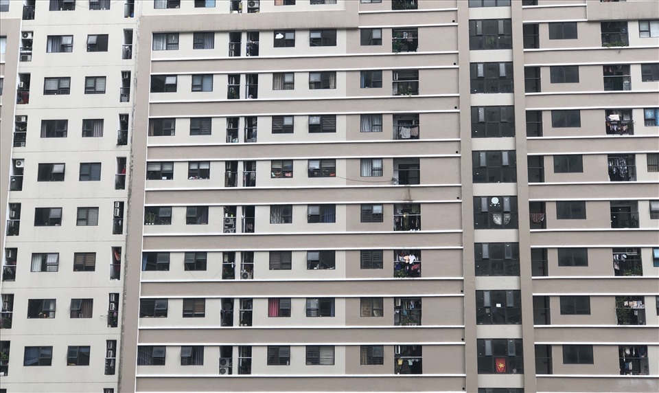 Bên cạnh nhiều nhà đã lắp lưới an toàn tại các cửa sổ, thì không ít nhà vẫn chưa thực hiện điều này để phòng tránh nguy cơ tai nạn. Ảnh: Q.Chi