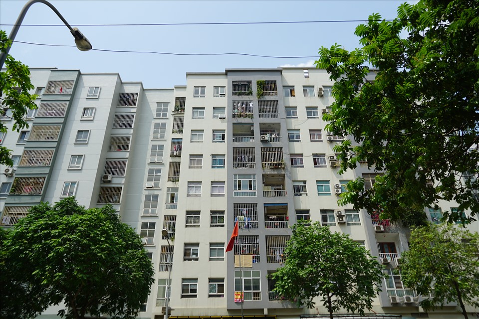 Nhiều căn chung cư tại phố Thành Thái (Hà Nội) đã lắp đặt tấm lưới an toàn. Ảnh: Tùng Giang
