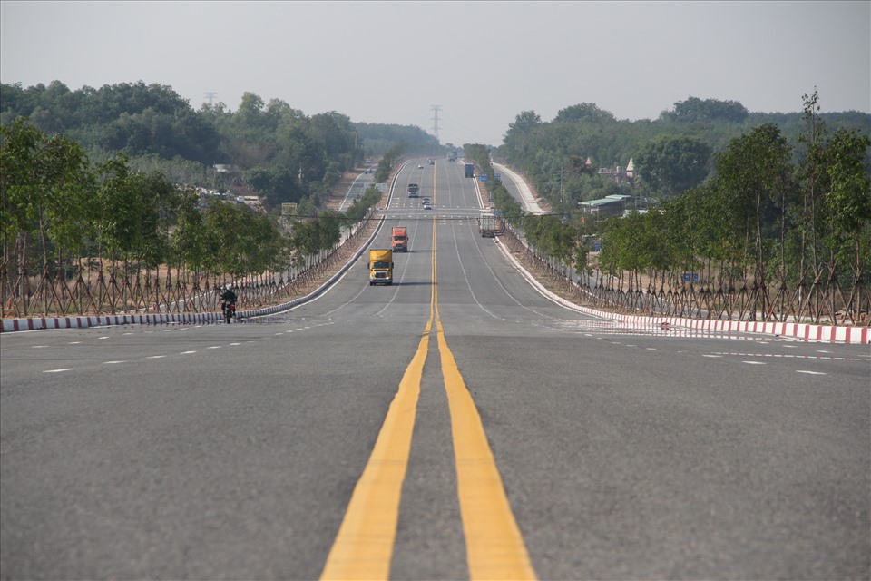 Đoạn đường tạo lực Mỹ Phước - Bàu Bàng có chiều dài 11km với 10 làn xe, vận tốc thiết kế 80 km/giờ được khởi công từ năm 2015 đến nay sắp hoàn thành.