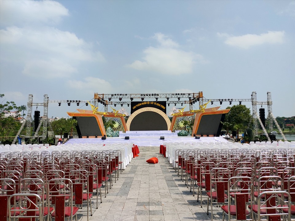 Khu vực sân khấu nơi diễn ra chương trình đã hoàn thành.
