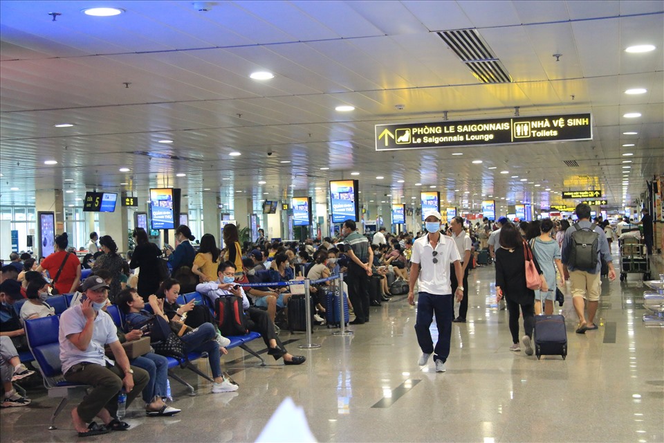 Ghi nhận của phóng viên tại sân bay Tân Sơn Nhất trưa 20.4.
