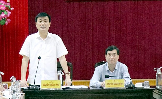 Ông Nguyễn Chiến Thắng (trái) tại buổi giao ban báo chí.