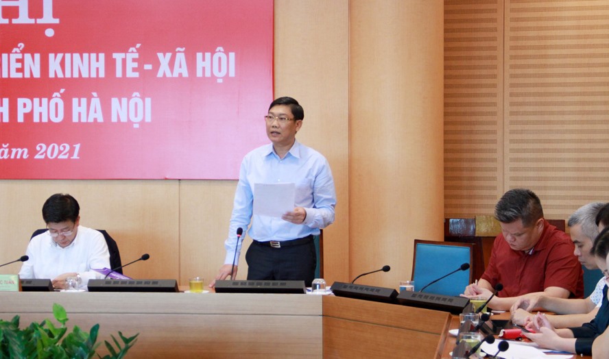 Giám đốc Sở Kế hoạch và Đầu tư thành phố Hà Nội Đỗ Anh Tuấn báo cáo tại hội nghị. Ảnh: Viết Thành