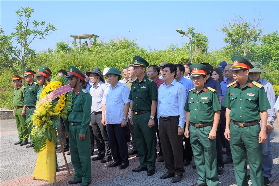 Đoàn công tác Bộ Ngoại giao dâng hương, dâng hoa tại Đài tưởng niệm các anh hùng liệt sĩ đảo Cồn Cỏ. Ảnh: TN.