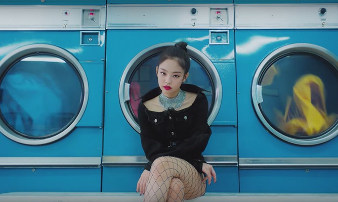 Jennie (Blackpink) sang chảnh, cá tính và quyến rũ trong MV “Solo“. Ảnh: CMH.