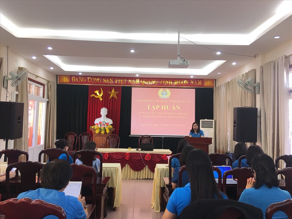 LĐLĐ tỉnh Nghệ An tổ chức tập huấn kỹ năng viết tin, bài cho đội ngũ cán bộ công đoàn chuyên trách. Ảnh: TT