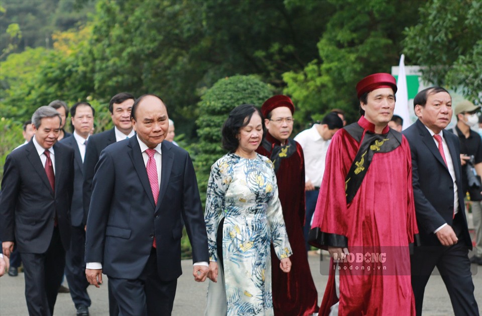 Chủ tịch nước Nguyễn Xuân Phúc cùng lãnh đạo Đảng, Nhà nước tham dự Lễ dâng hương tưởng nhớ công ơn của các Vua Hùng.