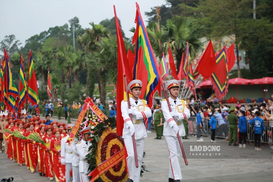 Đúng 7 giờ sáng ngày 21.3, nghi lễ dâng hương tại Đền Thượng đã được cử hành trọng thể. Đi đầu là đoàn Tiêu binh rước Quốc kỳ, cờ hành lễ và vòng hoa mang dòng chữ “Đời đời nhớ ơn các Vua Hùng đã có công dựng nước”