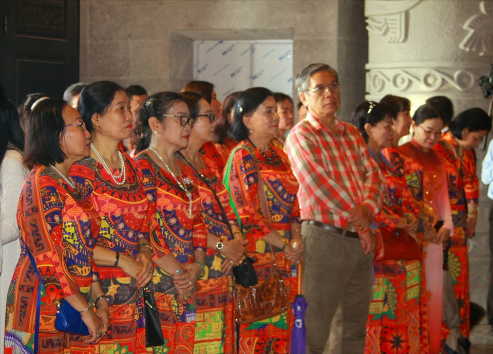 Nhiều nhóm du khách cũng tranh thủ ngày lễ để về Cần Thơ đến tham quan đền thờ