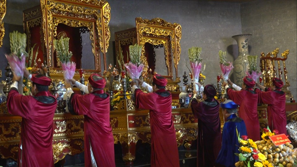 Tại lễ dâng hương tưởng niệm công lao Vua Hùng, các lãnh đạo thành phố Cần Thơ lần lượt dâb hương để bày tỏ lòng biết ơn các Vua Hùng.