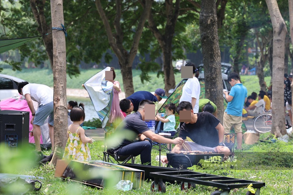 Tại công viên Yên Sở, không chỉ trẻ nhỏ, người lớn vô cùng thích thú khi ngắm cảnh, dựng lều tại đây.