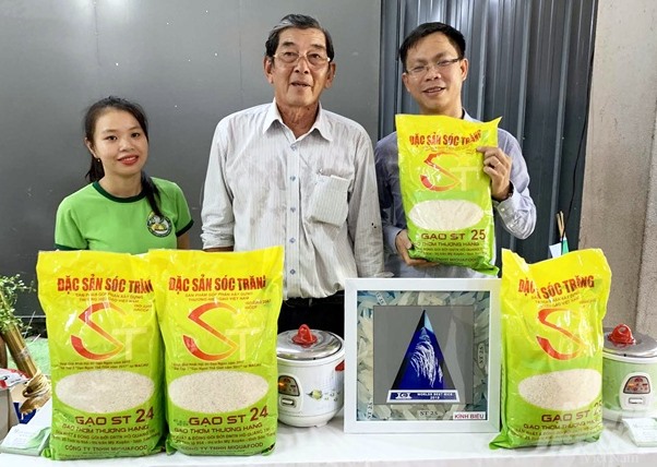 Ông Hồ Quang Cua giới thiệu gạo ST25 tại Thành phố Hồ Chí Minh. Ảnh: Nhật Hồ