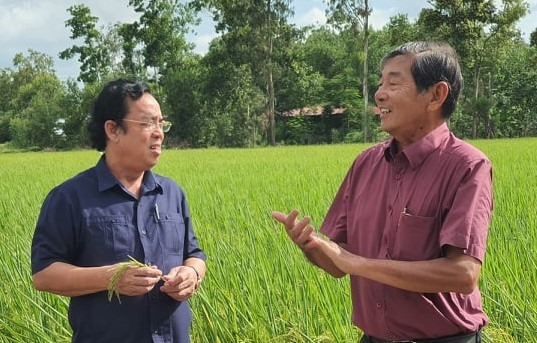 Nguyên Chủ tịch UBND tỉnh Bạc Liêu Dương Thành Trung tìm hiểu quy trình tạo giống tại trang trại giống của kỹ sư Hồ Quang Cua. Ảnh: Nhật Hồ